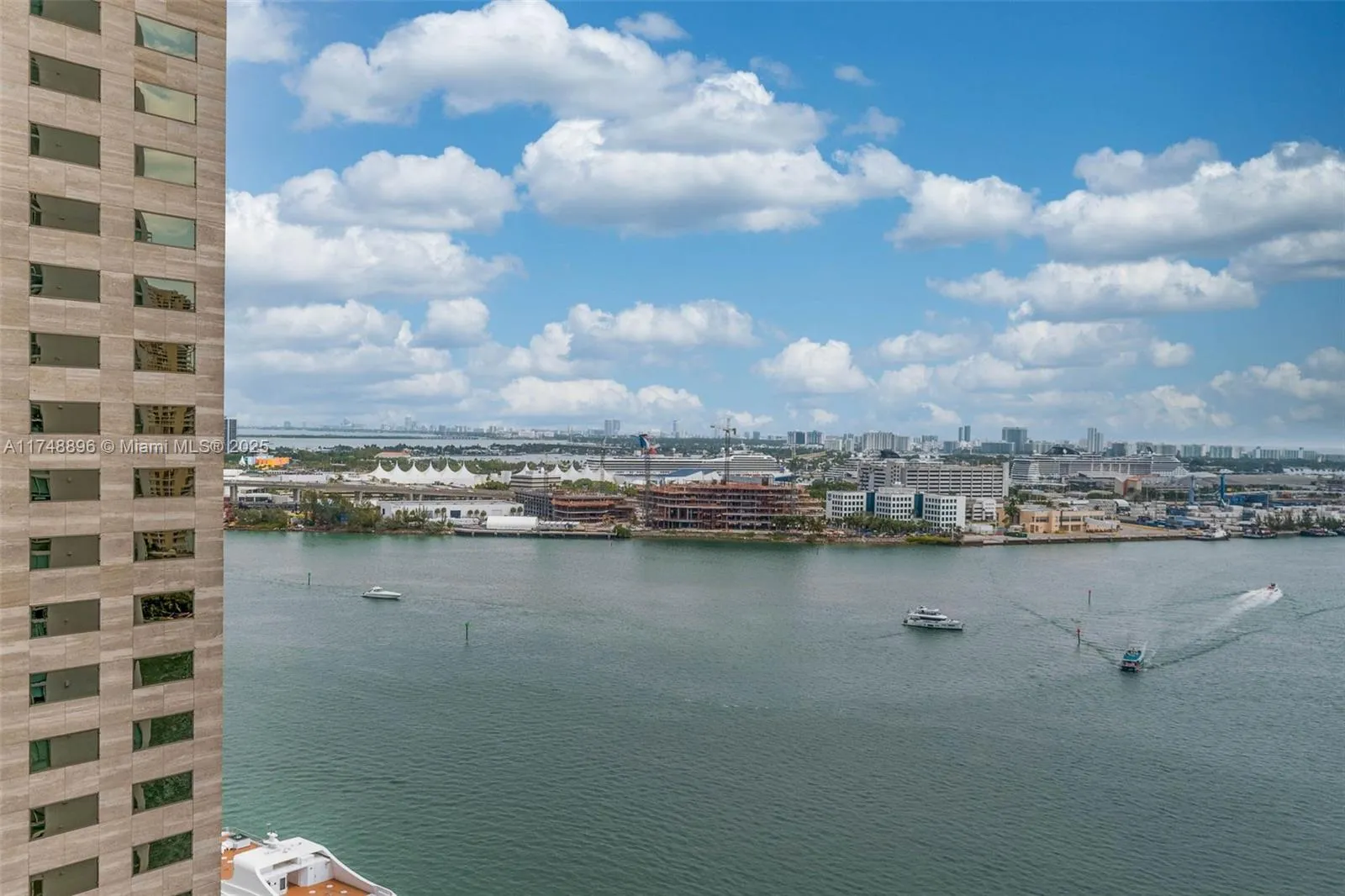 Miami, Florida 33131, United States, 1 Bedroom Bedrooms, ,1 BathroomBathrooms,Residential,Active,1414