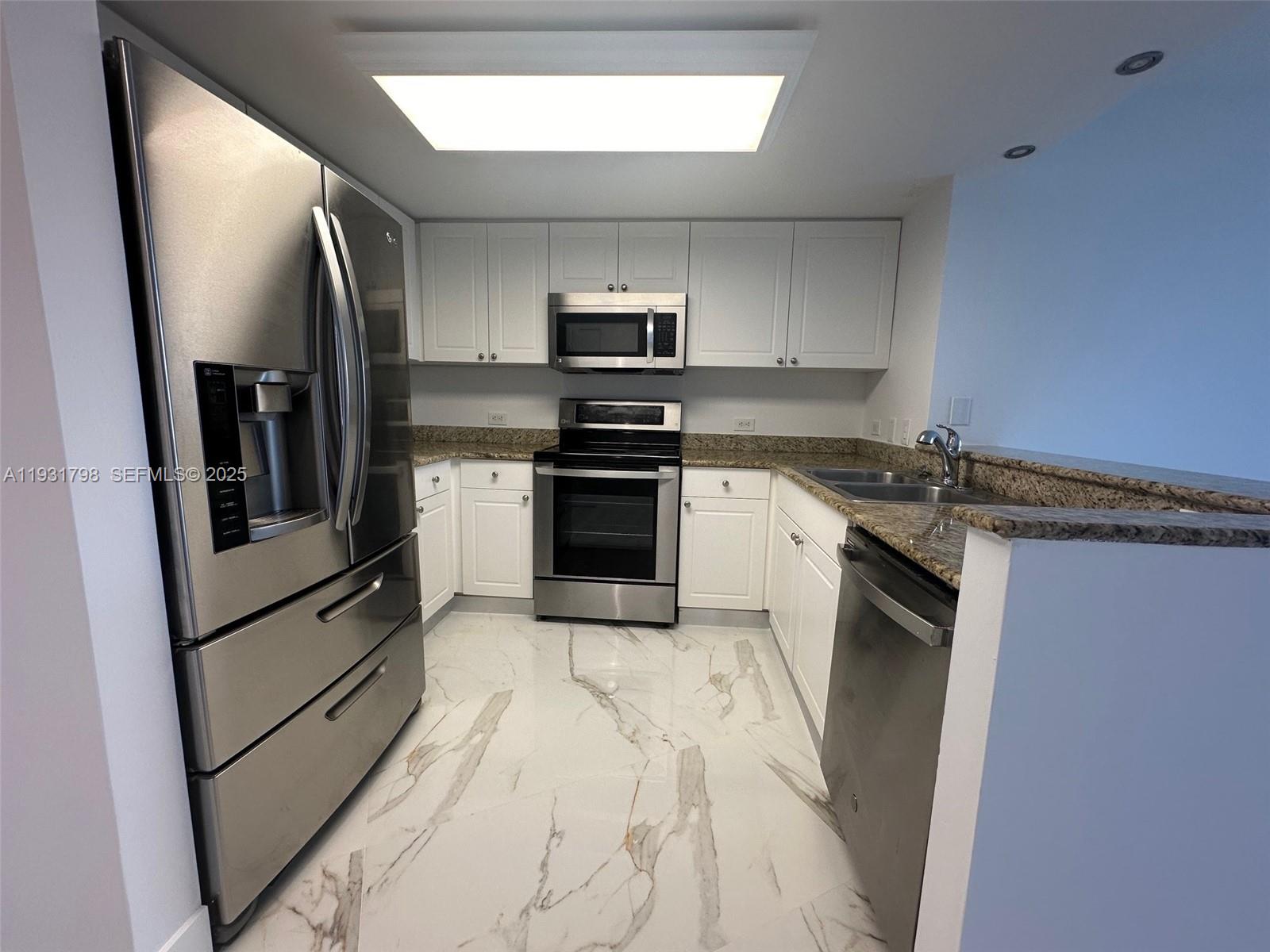 TURNBERRY ON THE GREEN CO - Residential Lease