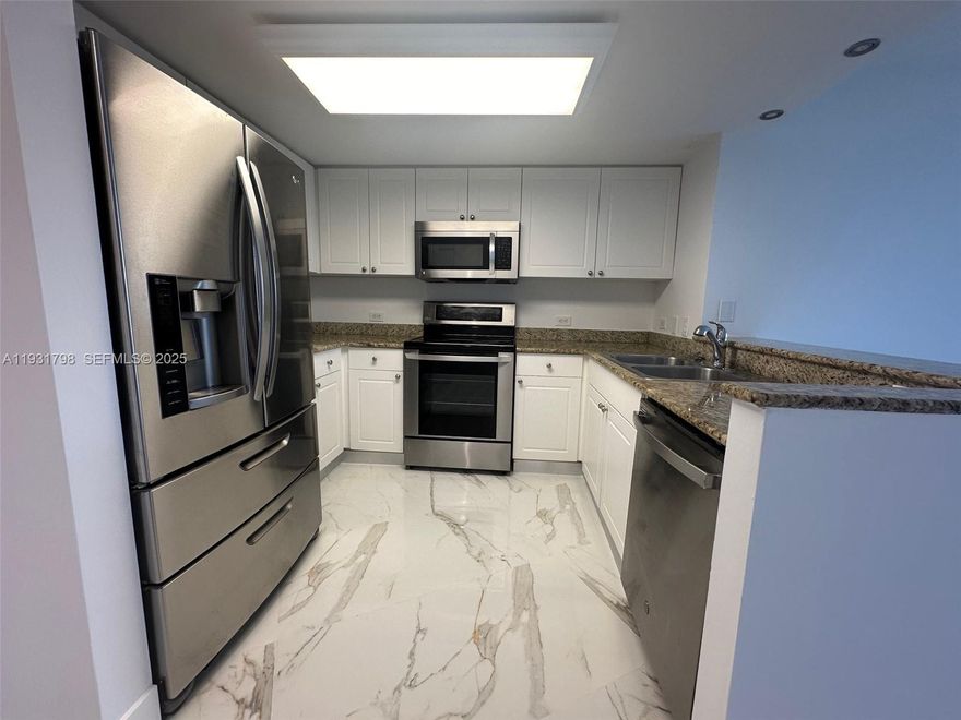 MUST SEE!!! Luxurious 1 Bedroom 1 Bath in the heart of Aventura with Breathtaking Views. Washer and Dryer in
the unit. Turnberry on Green is across the street from Aventura Mall. Tons of closet space. High impact windows
throughout with incredible amenities that include 2 pools, gym, BBQ area, 24 security/lobby attendants. Minutes
from the beach, house of worship, grocery stores, and restaurants. Must have a 700+ credit score as per the
association. Will not last. Schedule your showing today.