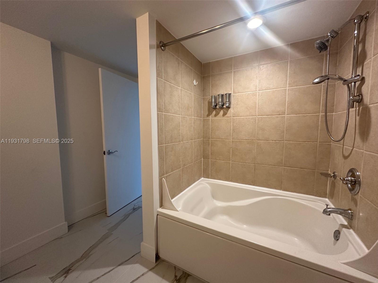 TURNBERRY ON THE GREEN CO - Residential Lease