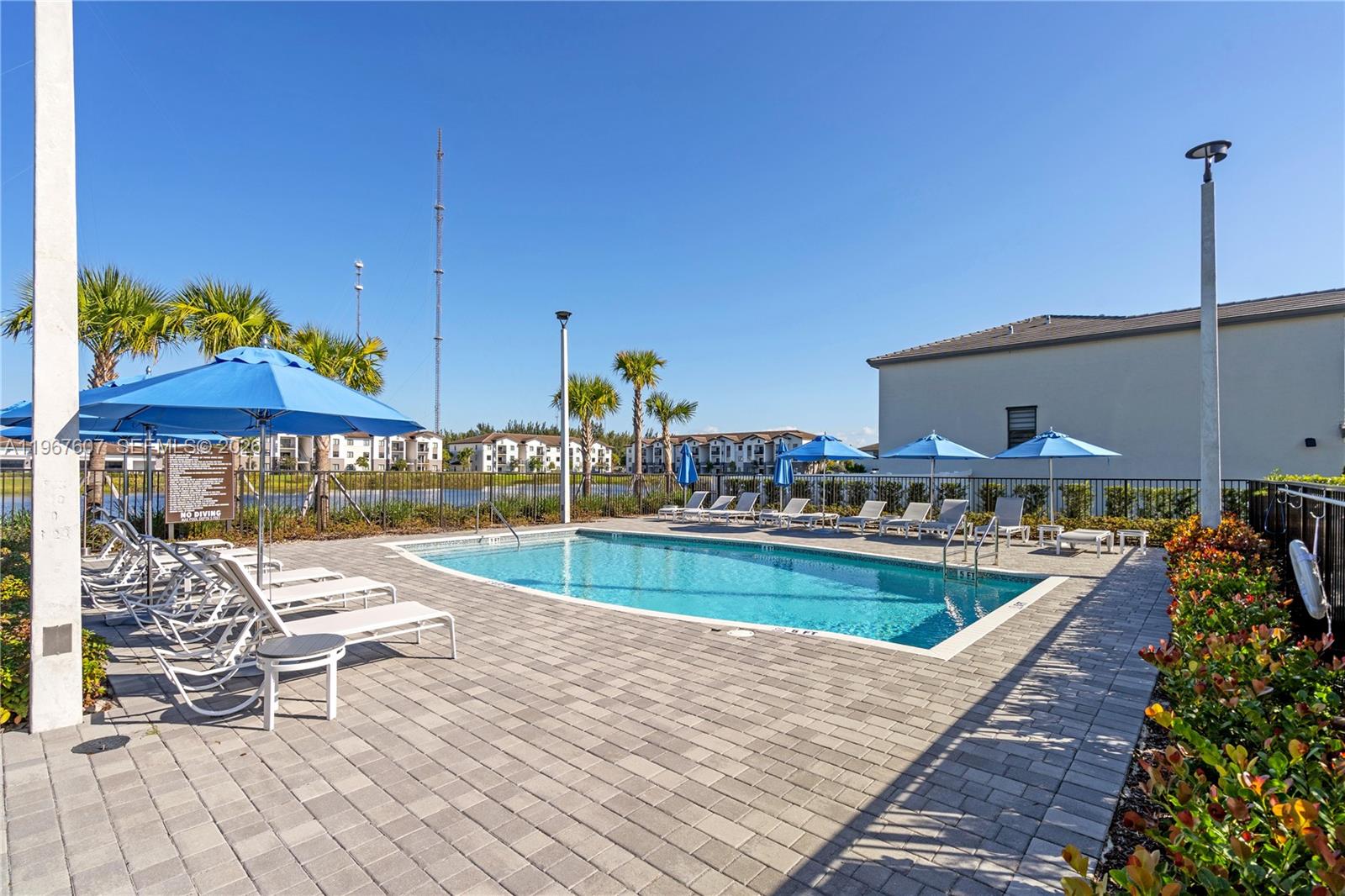 VISTA LAGO - Residential