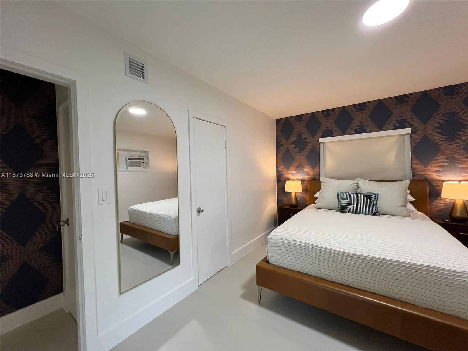 Welcome to this beautifully decorated studio, thoughtfully designed for your comfort and convenience. Located in a peaceful neighborhood, you have easy access to major highways and are just 15 minutes away from Brickell, Downtown, and Miami Beach. The studio features a fully equipped kitchen, a smart TV, and high-speed Wi-Fi. It is perfect for solo travelers, couples, or business visitors. Book your stay and enjoy a space that prioritizes comfort and accessibility.