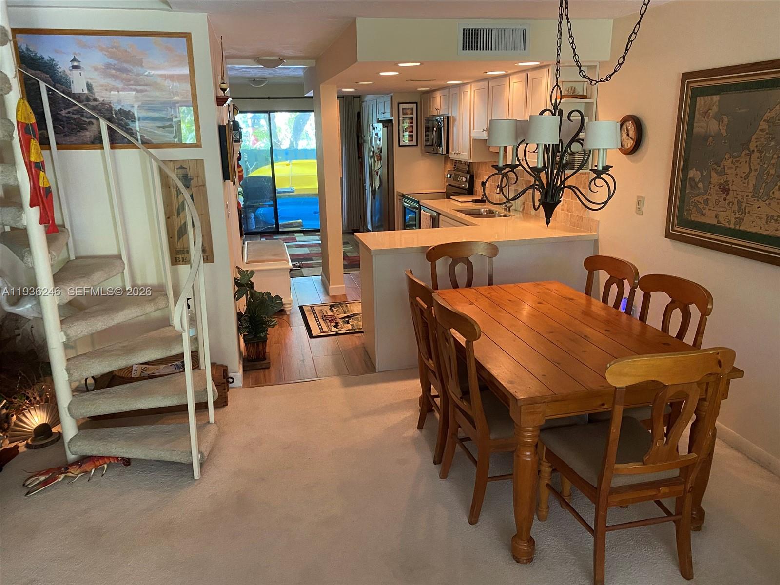 EXECUTIVE BAY CLUB - Residential