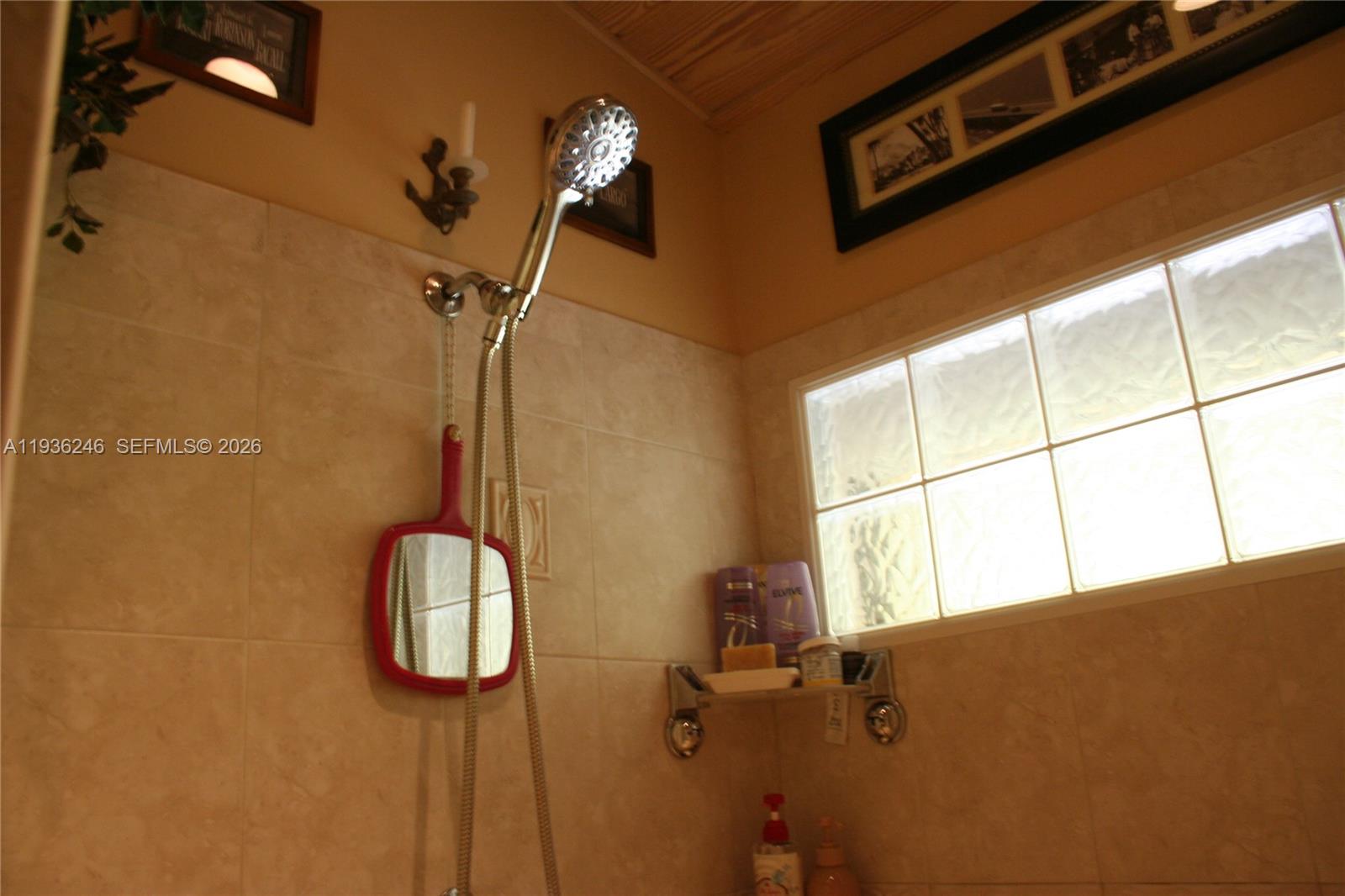 EXECUTIVE BAY CLUB - Residential