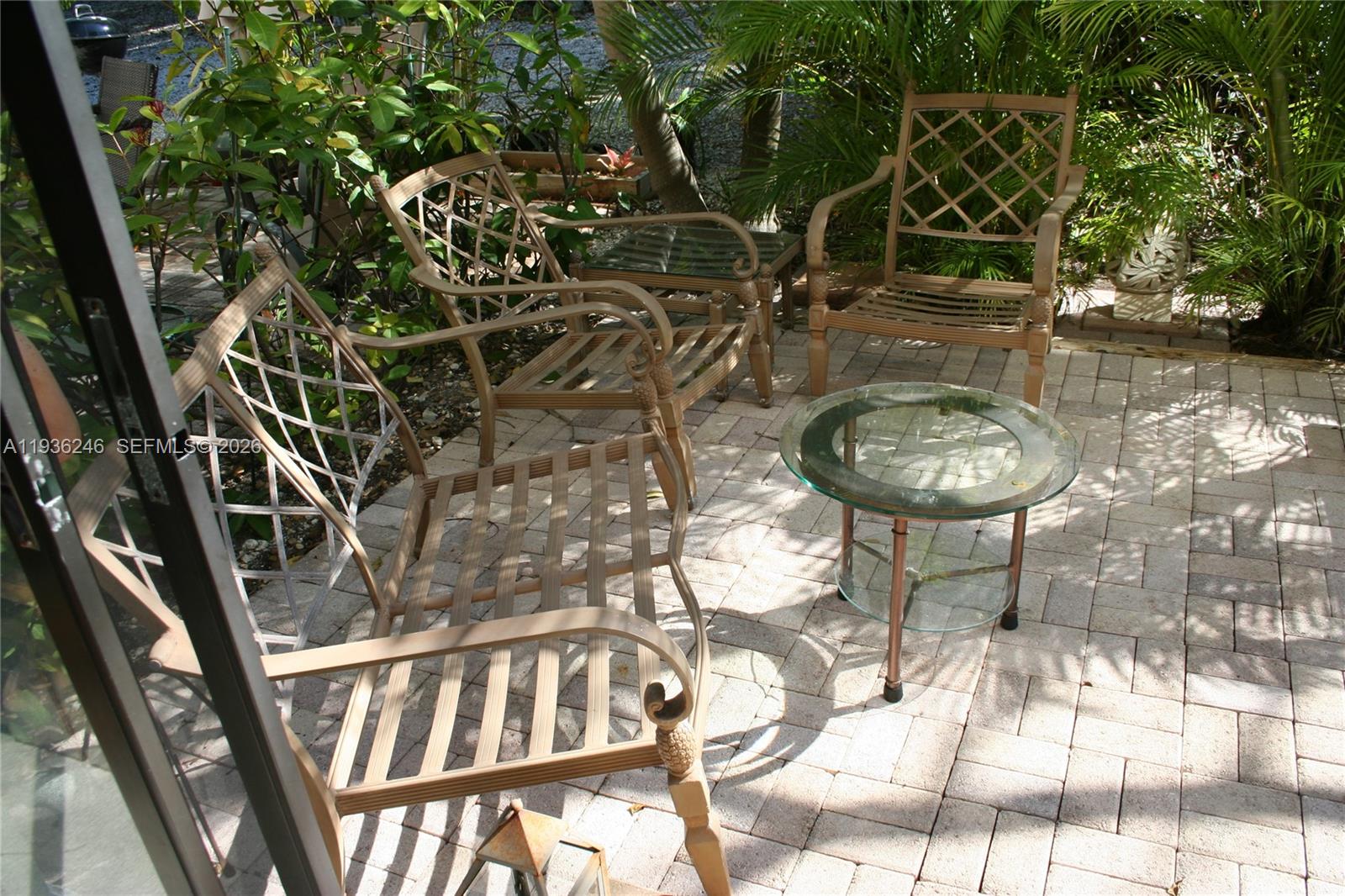 EXECUTIVE BAY CLUB - Residential