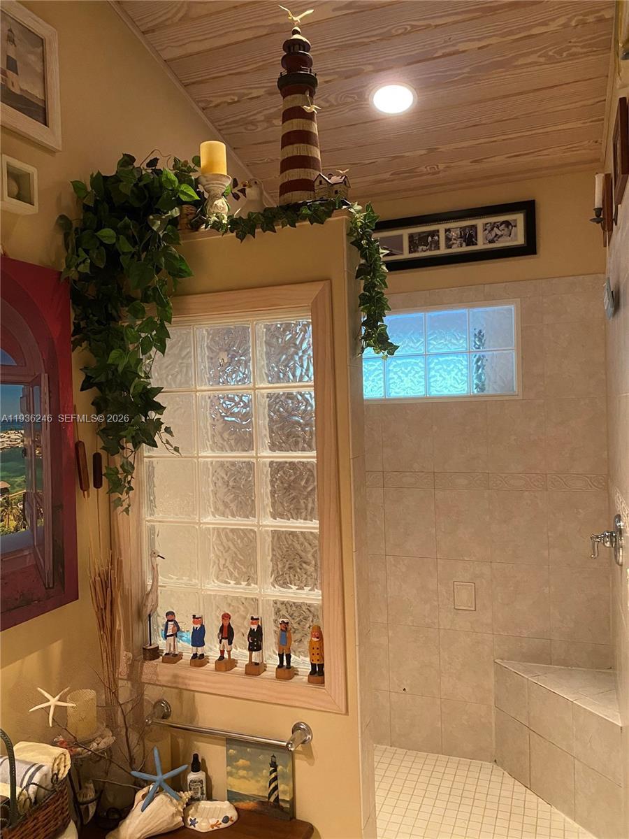 EXECUTIVE BAY CLUB - Residential