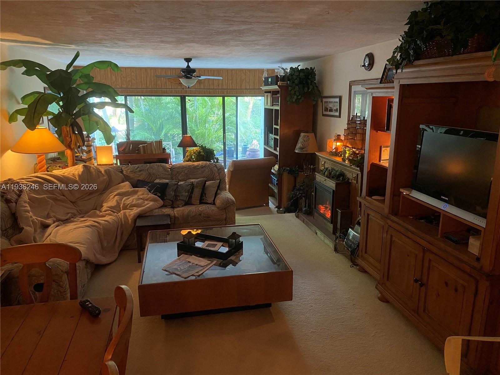 EXECUTIVE BAY CLUB - Residential