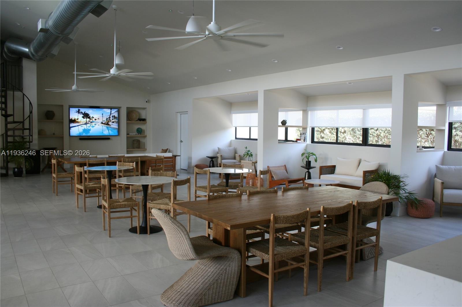 EXECUTIVE BAY CLUB - Residential