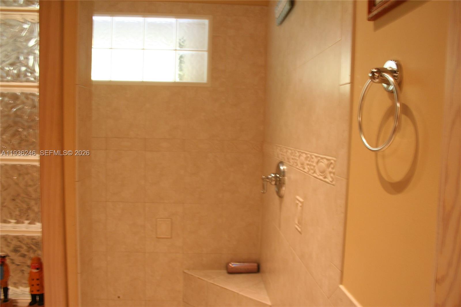 EXECUTIVE BAY CLUB - Residential