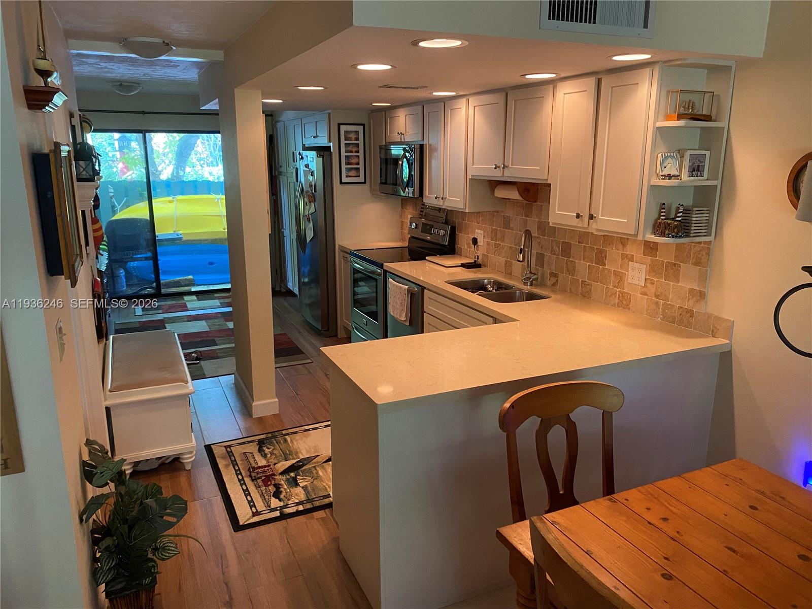 EXECUTIVE BAY CLUB - Residential