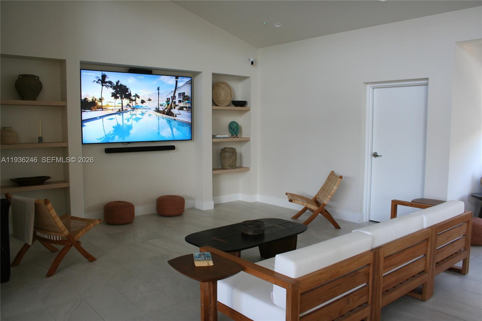 EXECUTIVE BAY CLUB - Residential