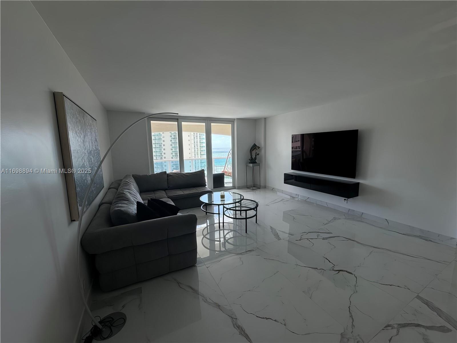 HALLMARK OF HOLLYWOOD CON - Residential