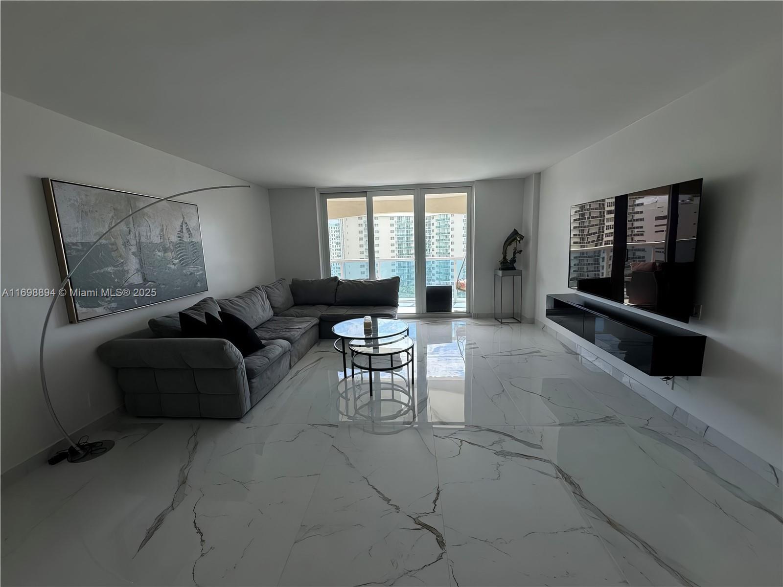 HALLMARK OF HOLLYWOOD CON - Residential