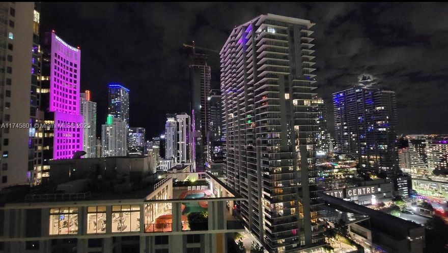 Experience urban Miami living at its finest in this stunning Brickell loft! Featuring a spacious walk-in closet, sleek granite countertops, stainless steel appliances, and an in-unit washer/dryer for ultimate convenience. Enjoy top-tier amenities, including two resort-style pools, a fully equipped gym, a free-weights room, a spa with sauna and steam rooms, and a private boardwalk along the scenic Miami River. Perfectly located within walking distance to the financial district, top restaurants, and vibrant shops. Don’t miss this opportunity to live in the heart of it all!