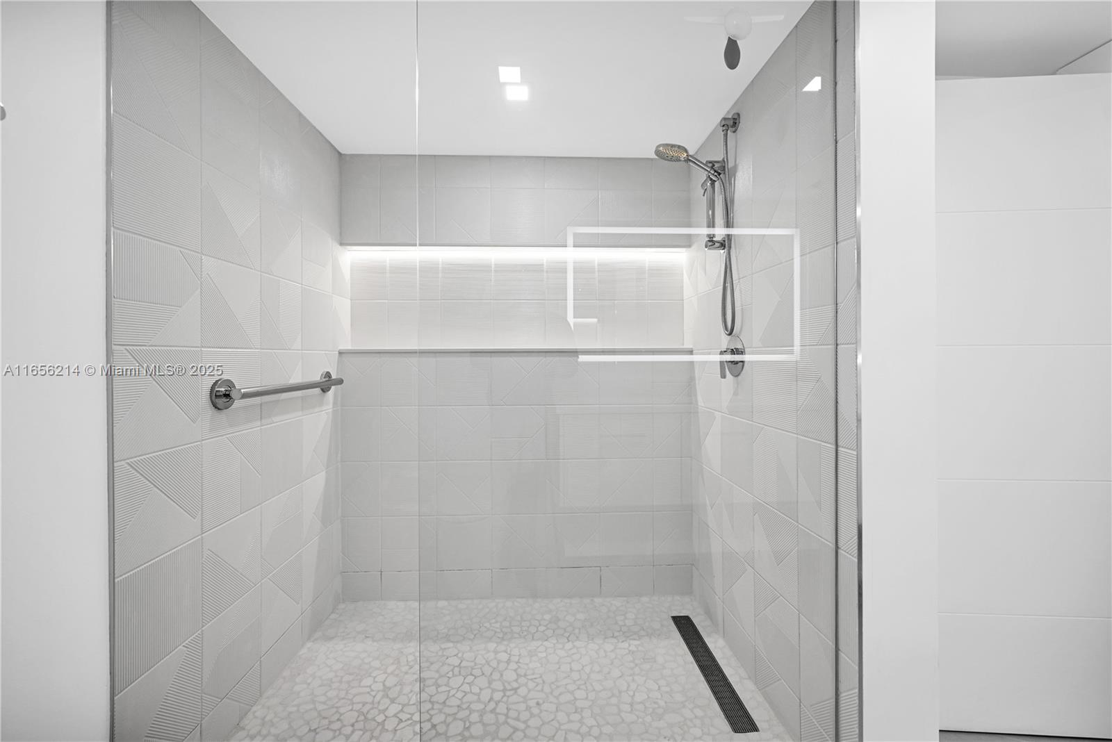 COMMODORE CONDO - Residential