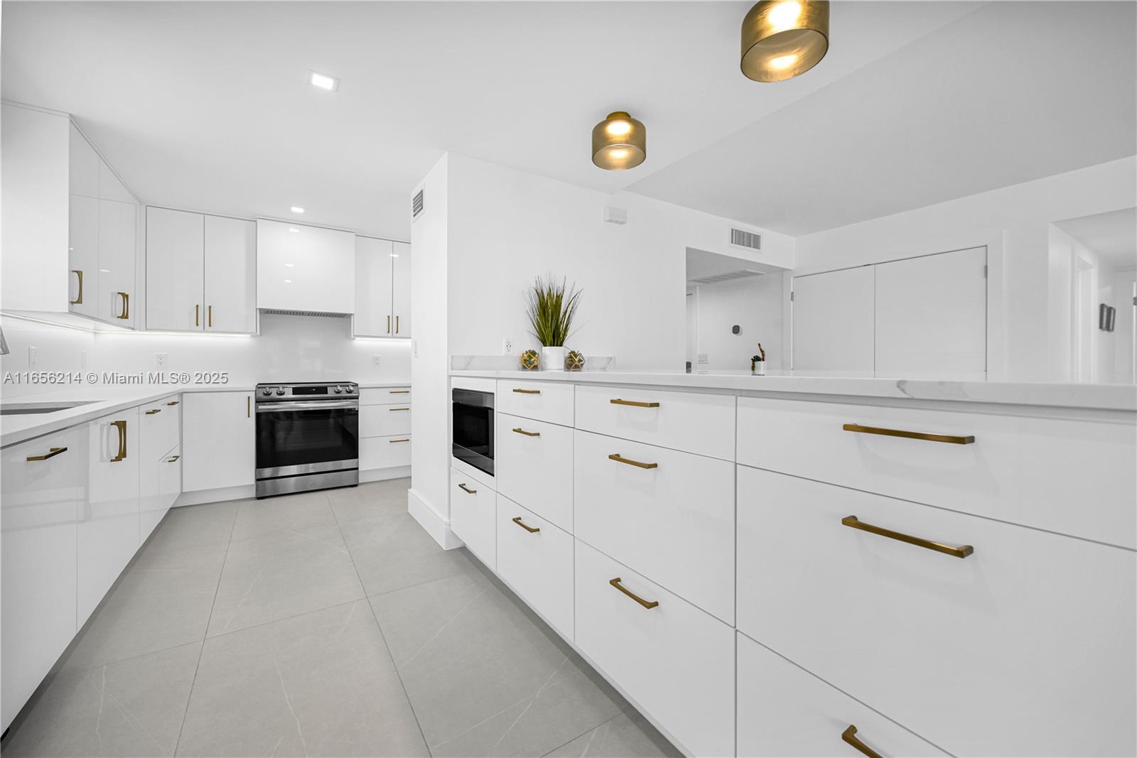 COMMODORE CONDO - Residential