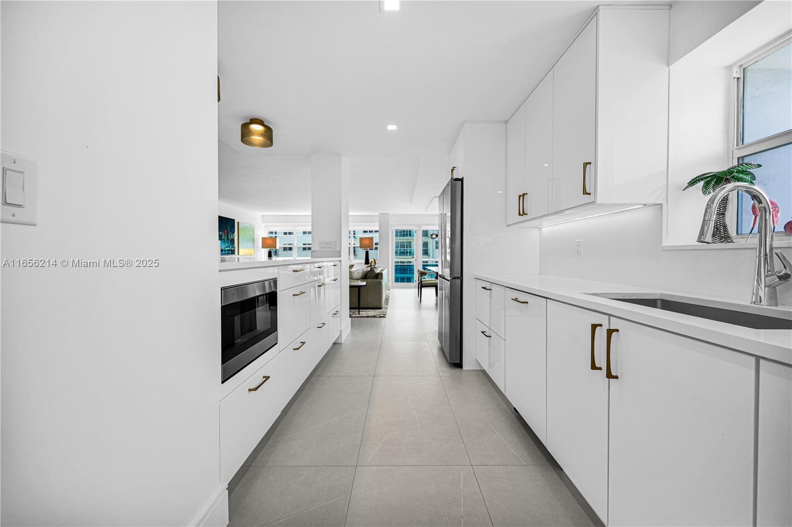 COMMODORE CONDO - Residential
