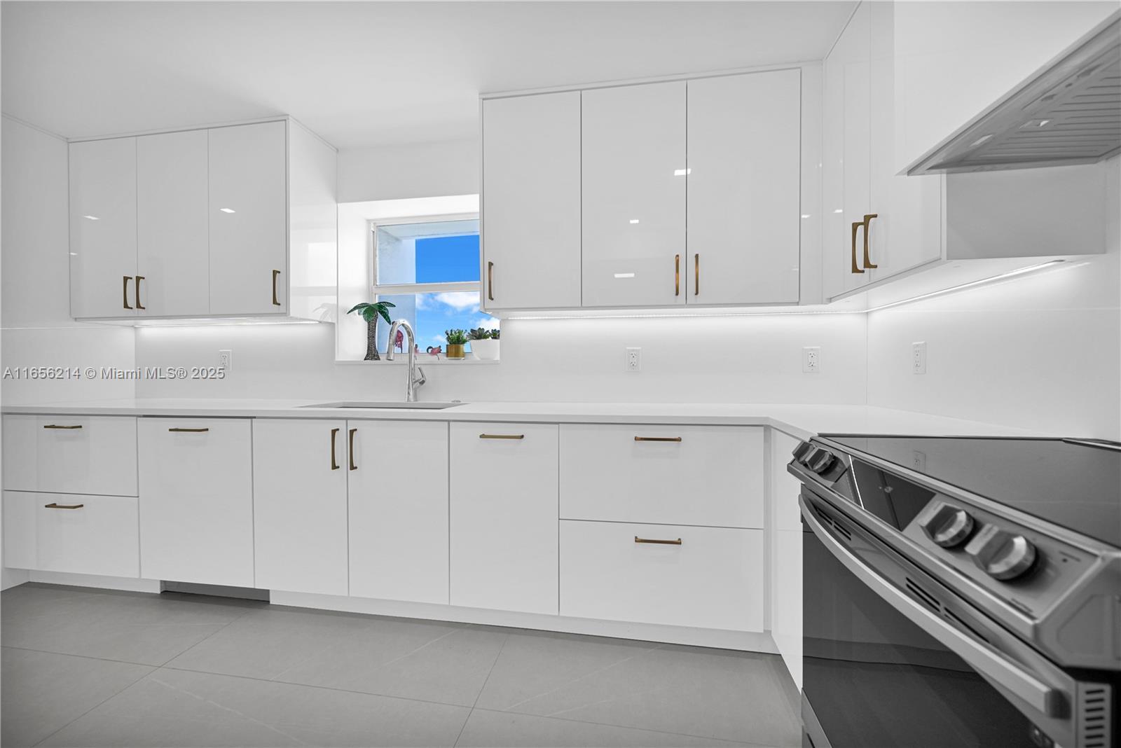 COMMODORE CONDO - Residential