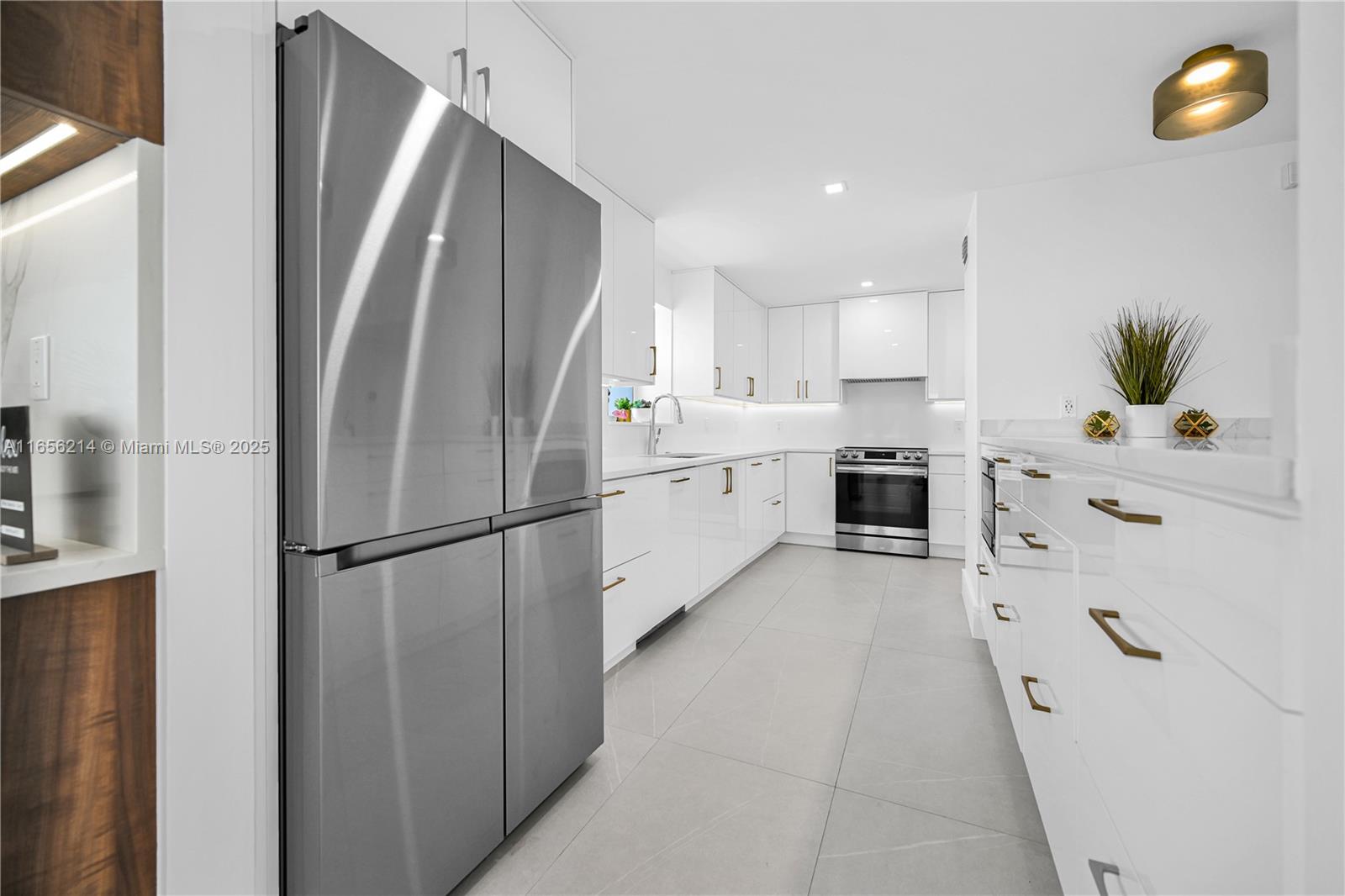 COMMODORE CONDO - Residential
