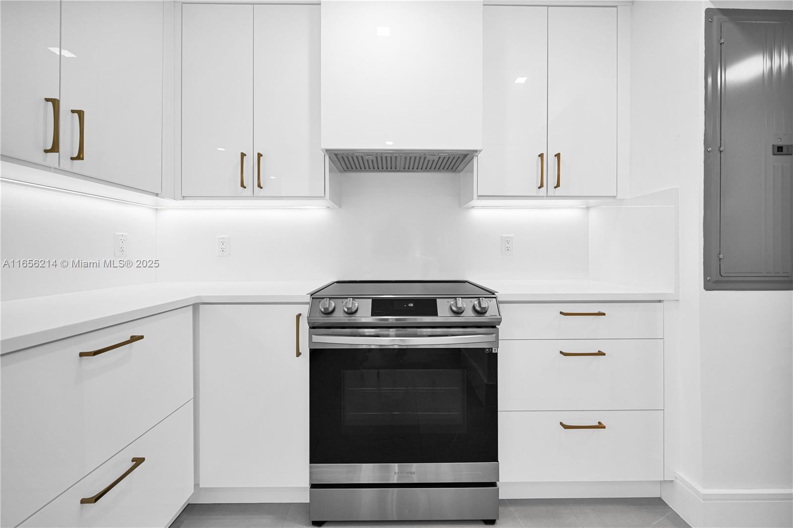 COMMODORE CONDO - Residential