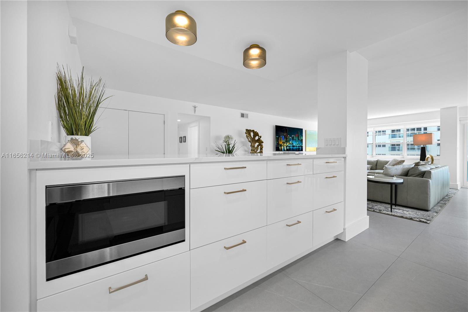 COMMODORE CONDO - Residential