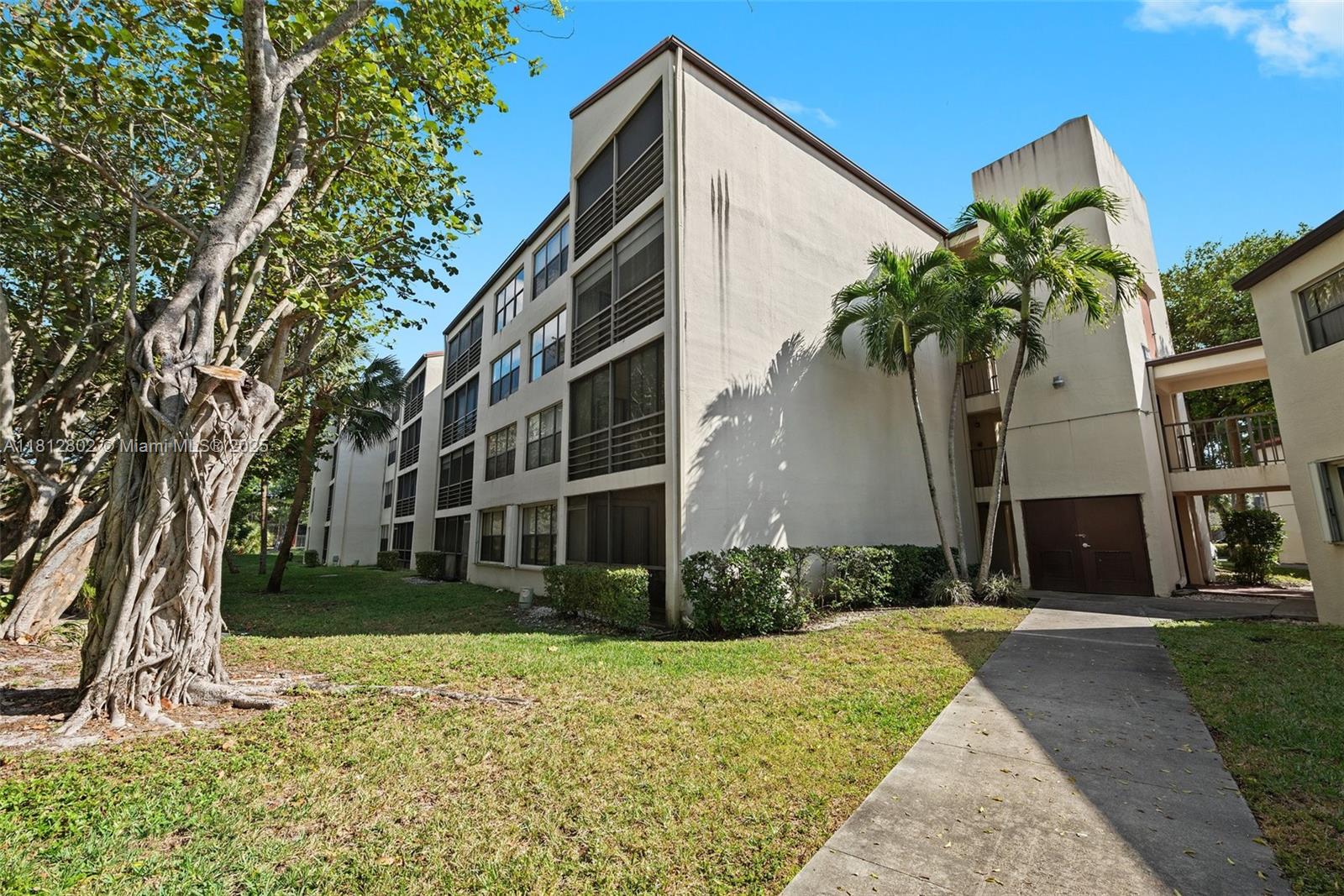 2302 S Cypress Bend Dr 210, Pompano Beach, Broward County, Florida - 2 Bedrooms  
2 Bathrooms - 