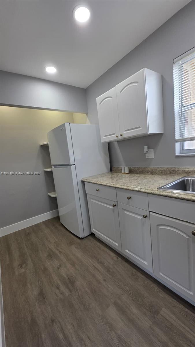 GOLDEN LAKES VILLAGE COND - Residential Lease