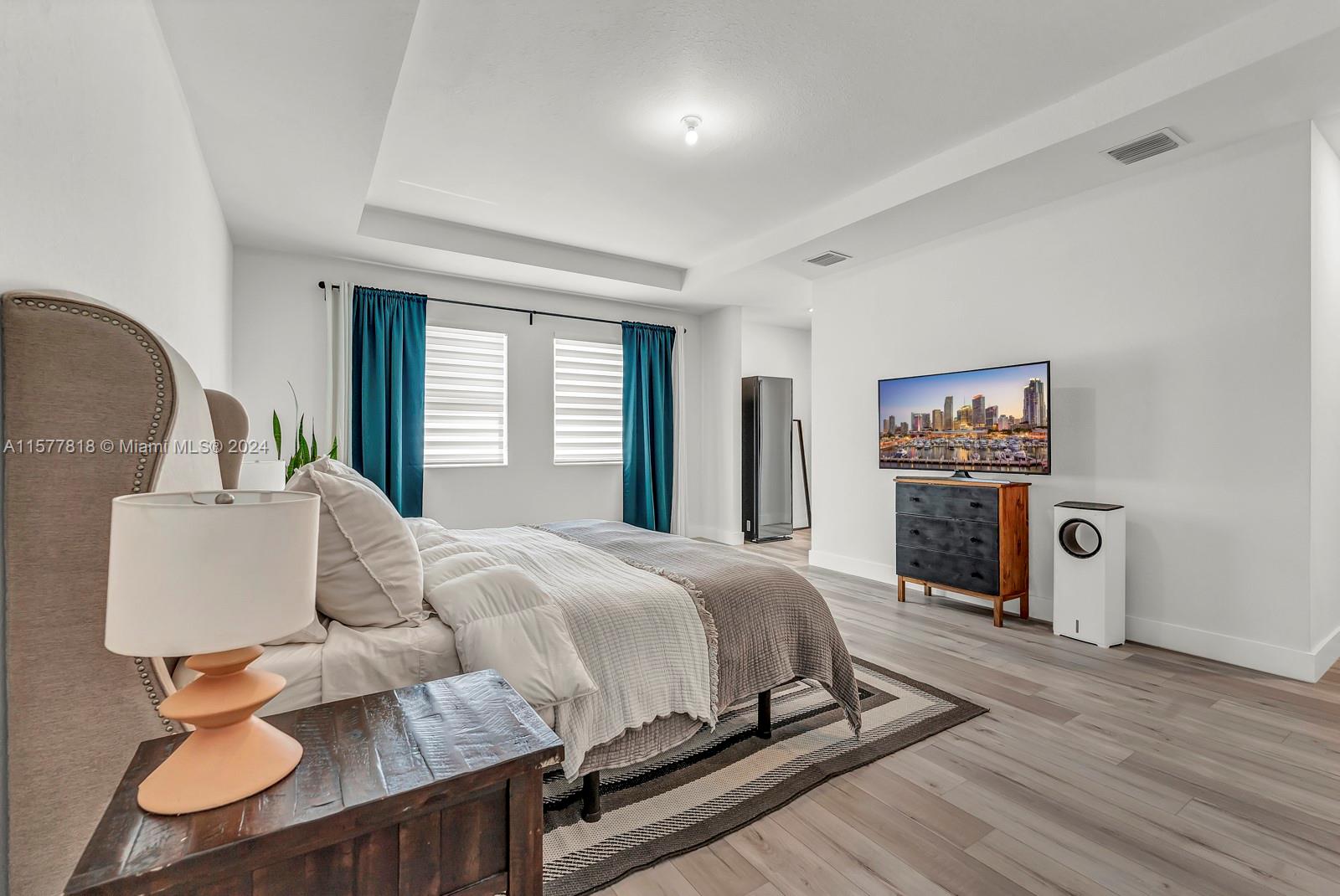 VALENCIA ACRES - Residential