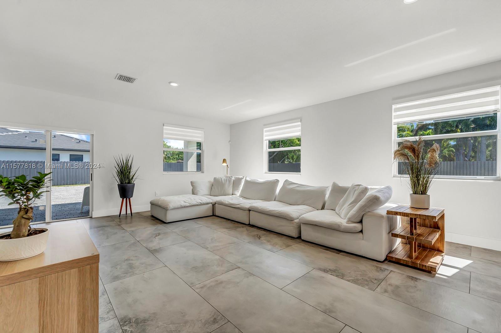 VALENCIA ACRES - Residential