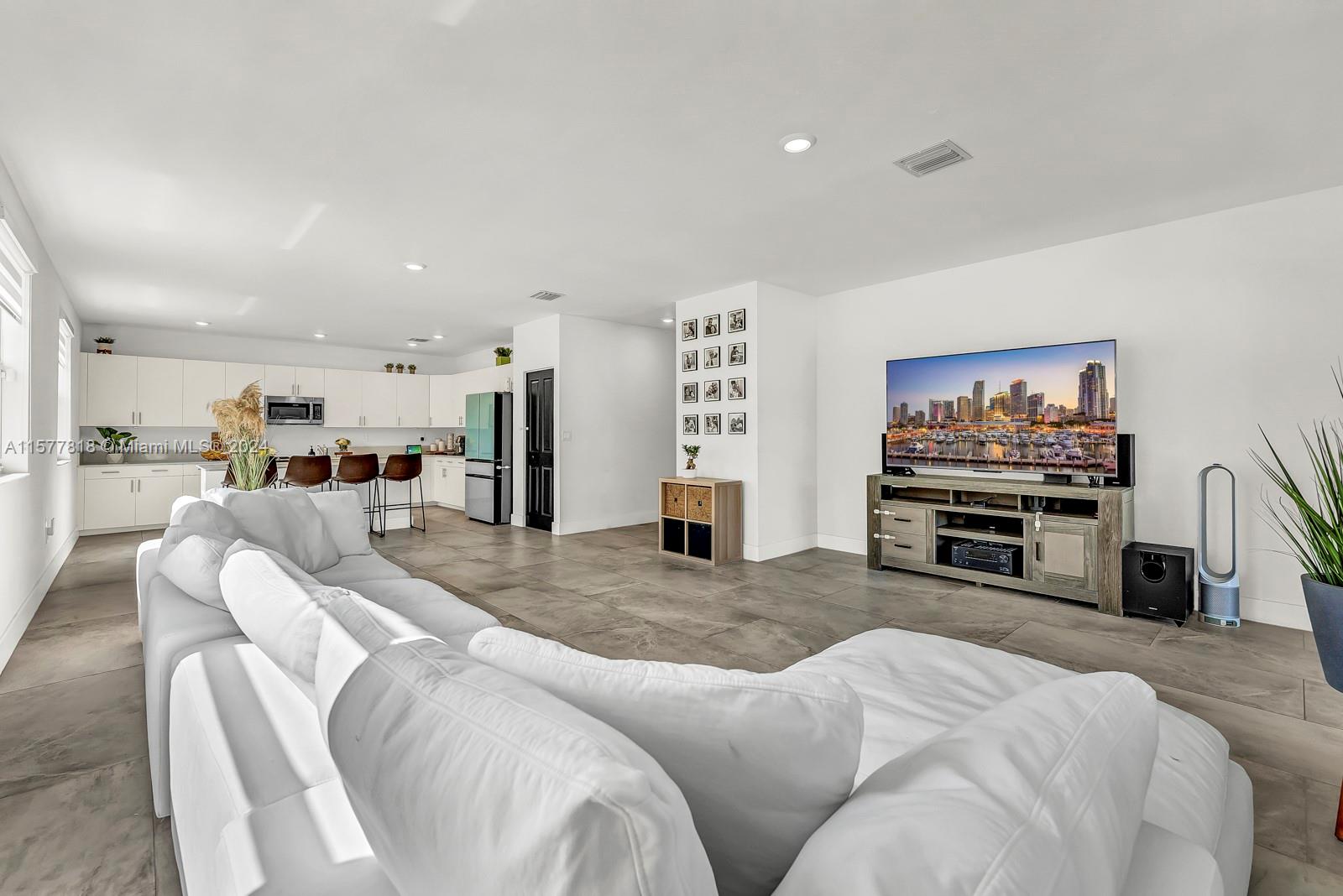 VALENCIA ACRES - Residential