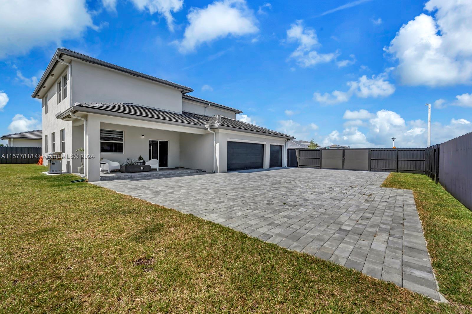 VALENCIA ACRES - Residential