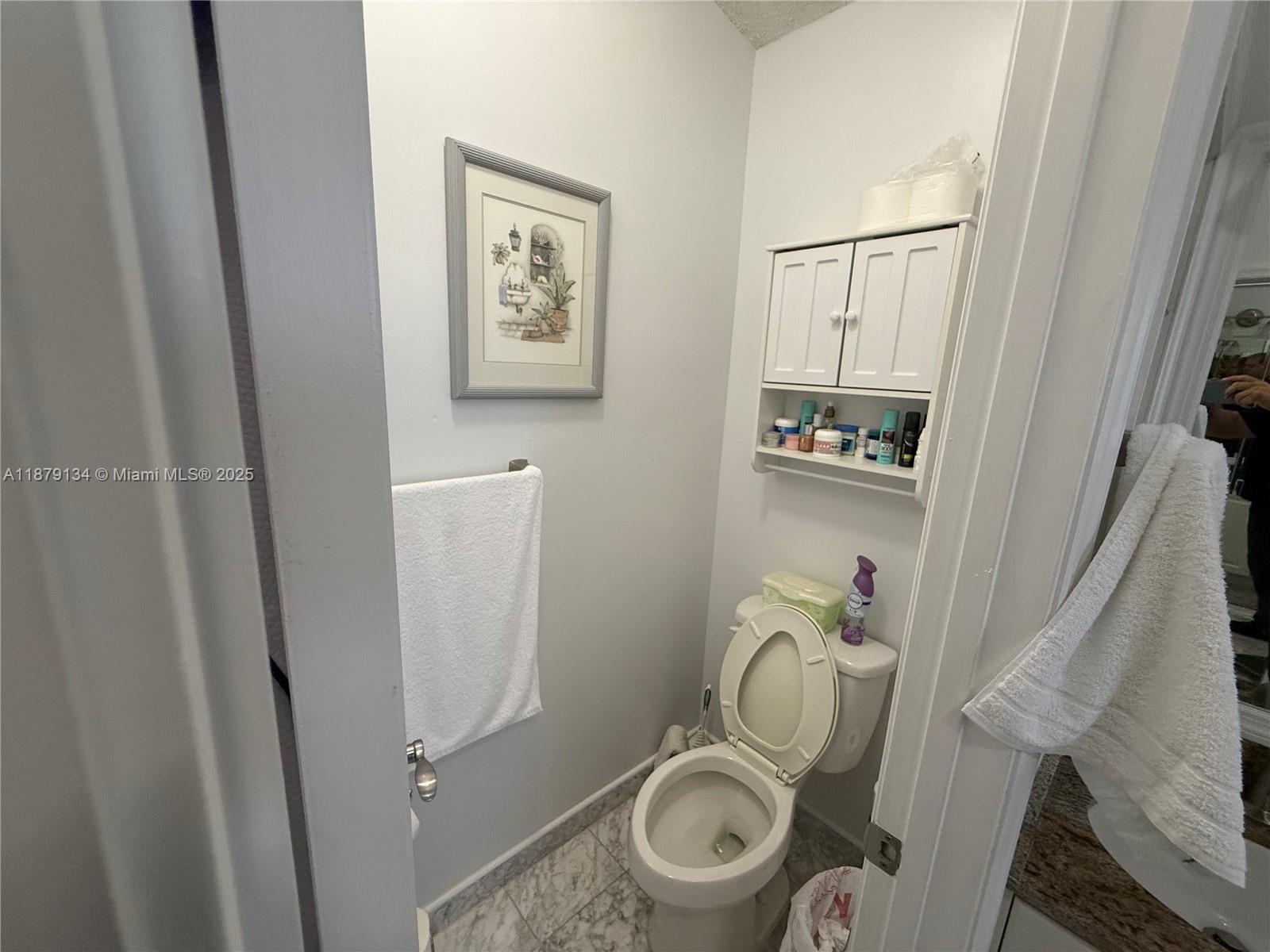 HOLLYWOOD LAKES COUNTRY C - Residential