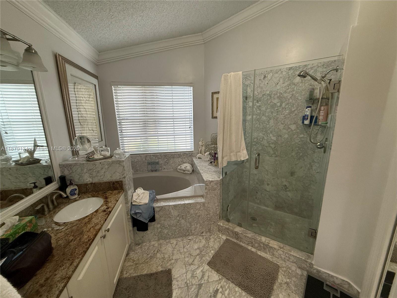 HOLLYWOOD LAKES COUNTRY C - Residential