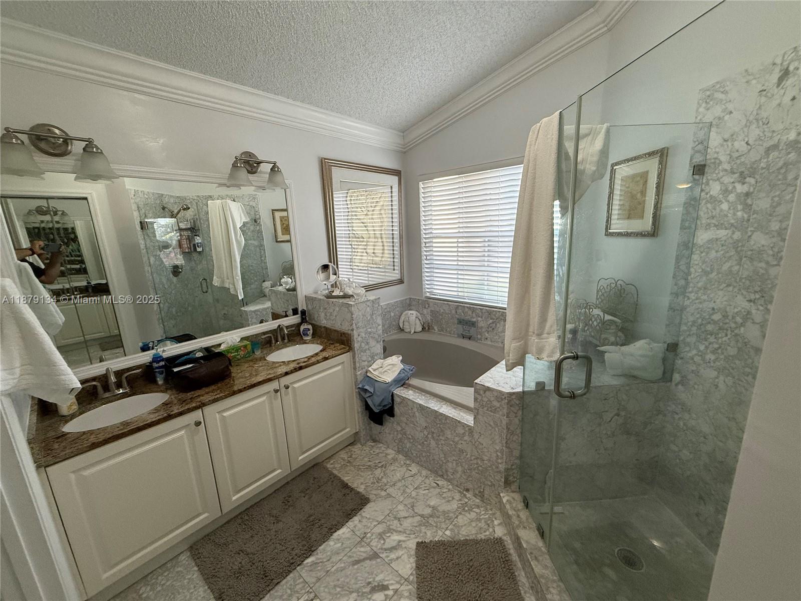 HOLLYWOOD LAKES COUNTRY C - Residential