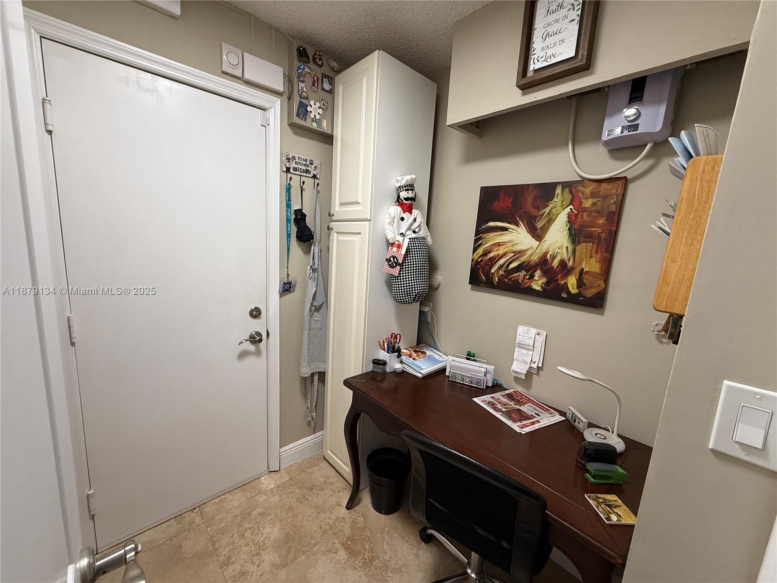 HOLLYWOOD LAKES COUNTRY C - Residential