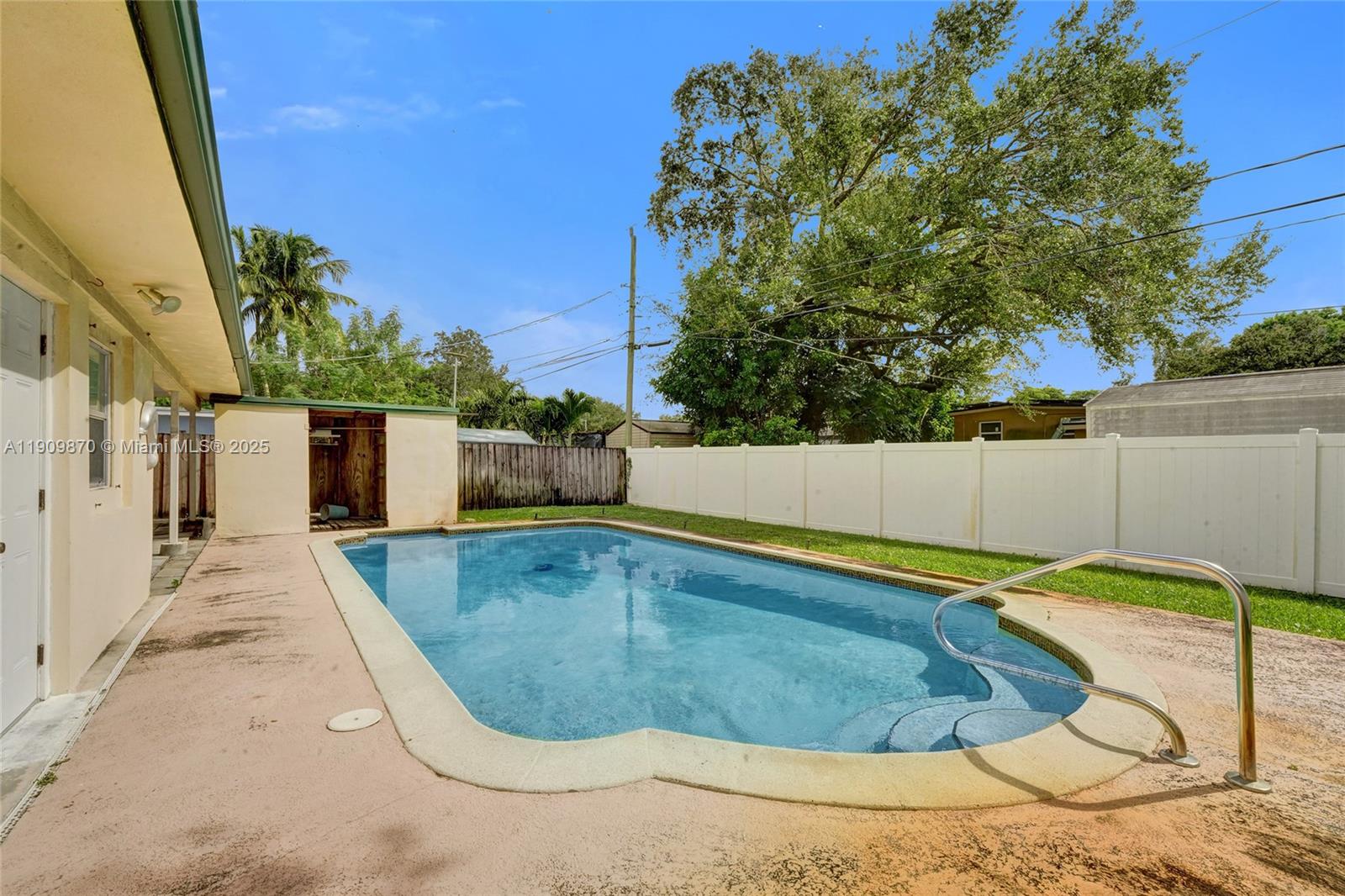 PALM LANE VILLA - Residential