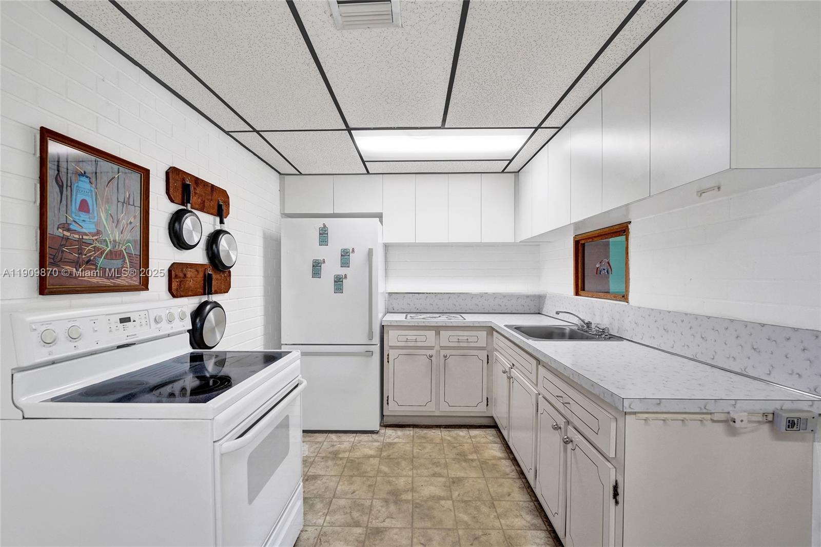 PALM LANE VILLA - Residential