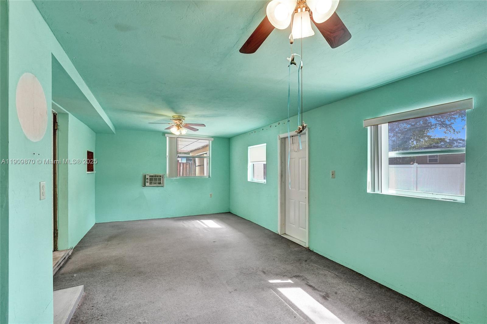 PALM LANE VILLA - Residential