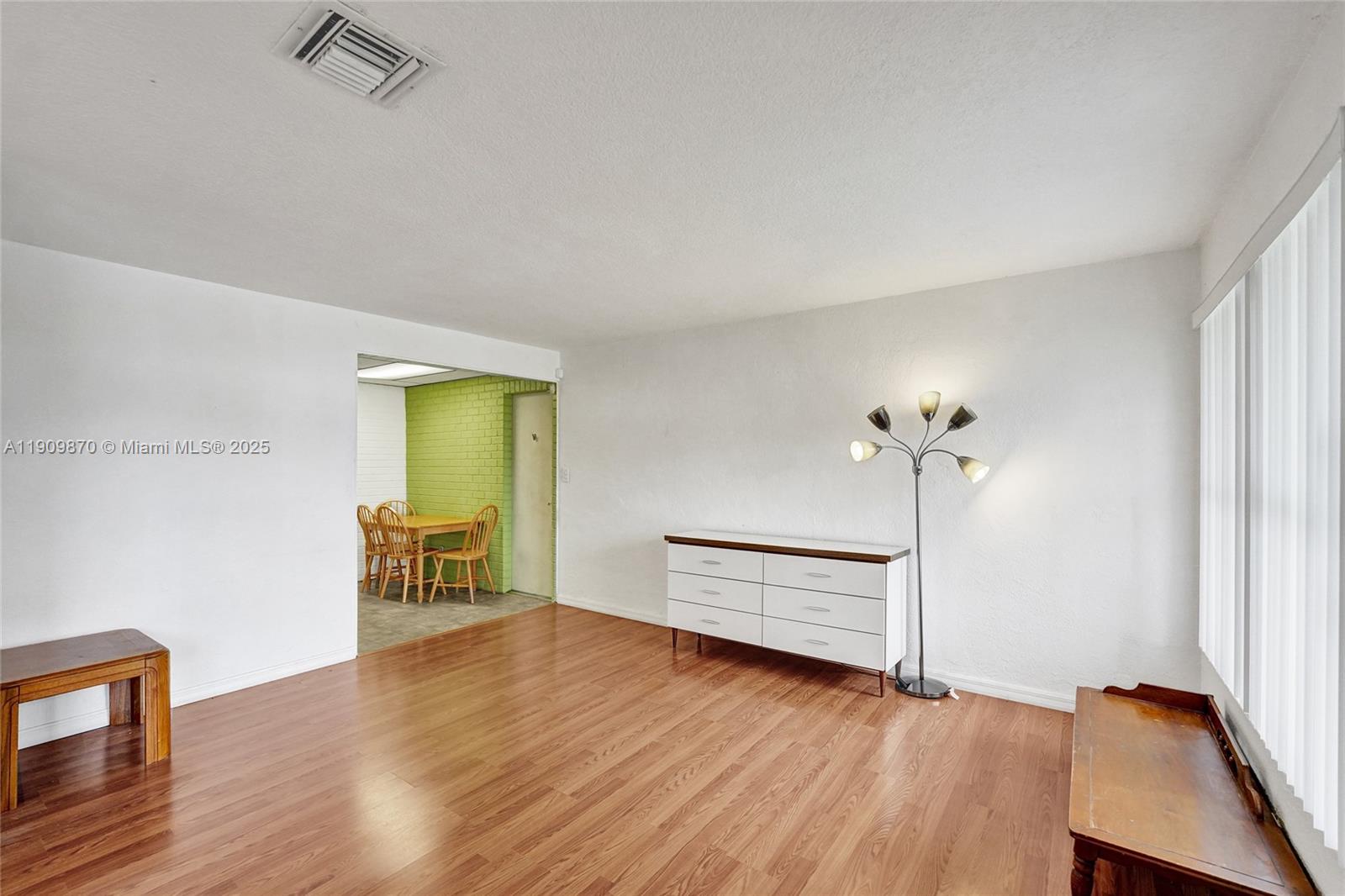 PALM LANE VILLA - Residential