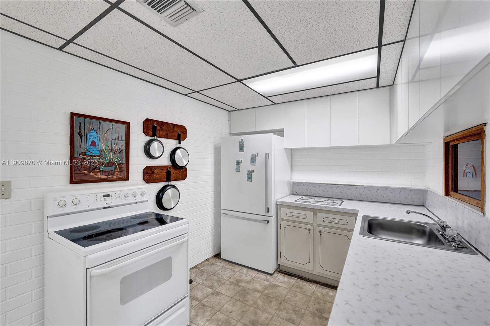 PALM LANE VILLA - Residential