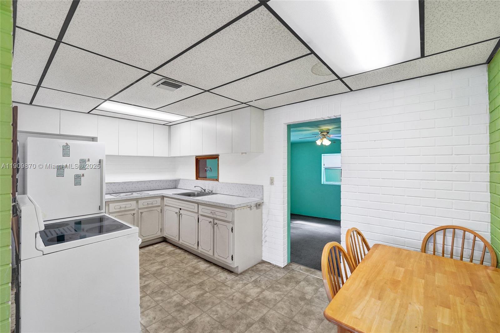 PALM LANE VILLA - Residential