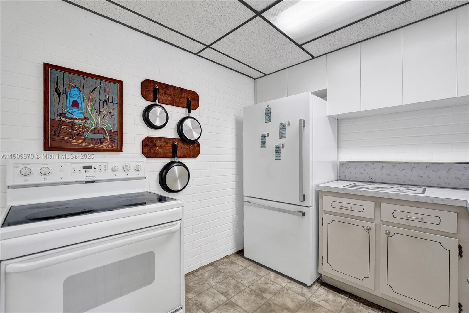 PALM LANE VILLA - Residential