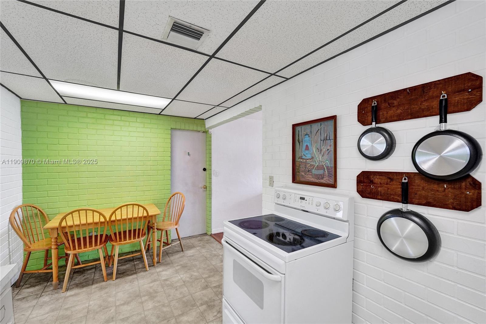 PALM LANE VILLA - Residential