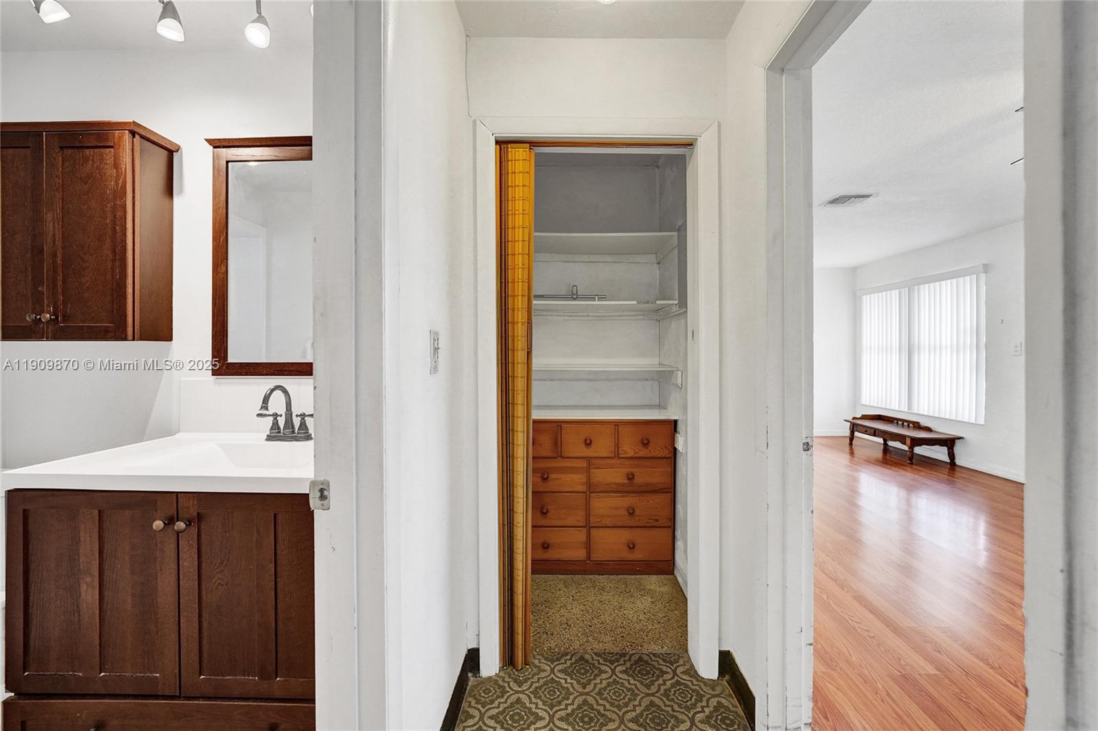 PALM LANE VILLA - Residential