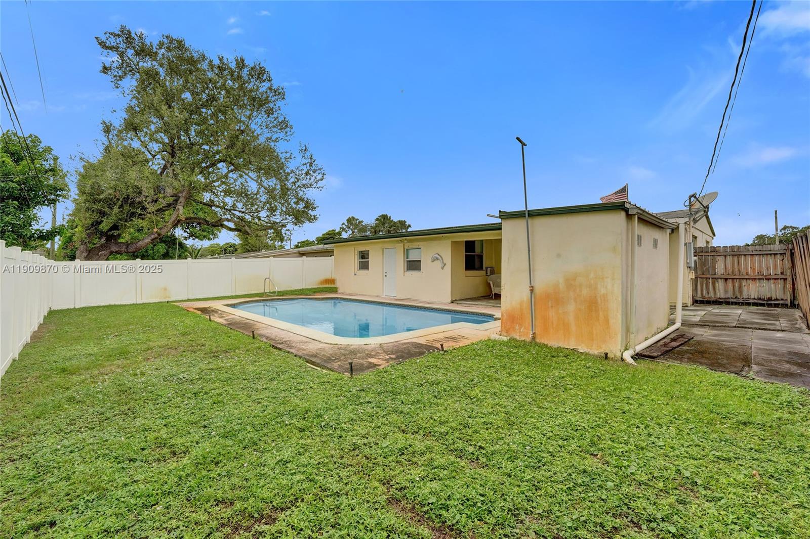 PALM LANE VILLA - Residential