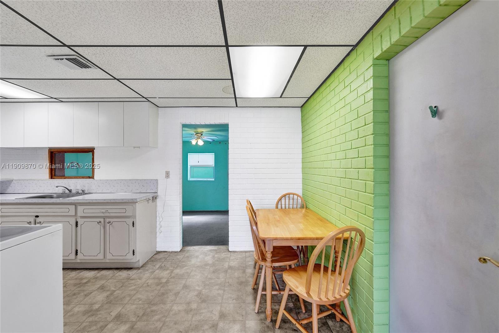 PALM LANE VILLA - Residential