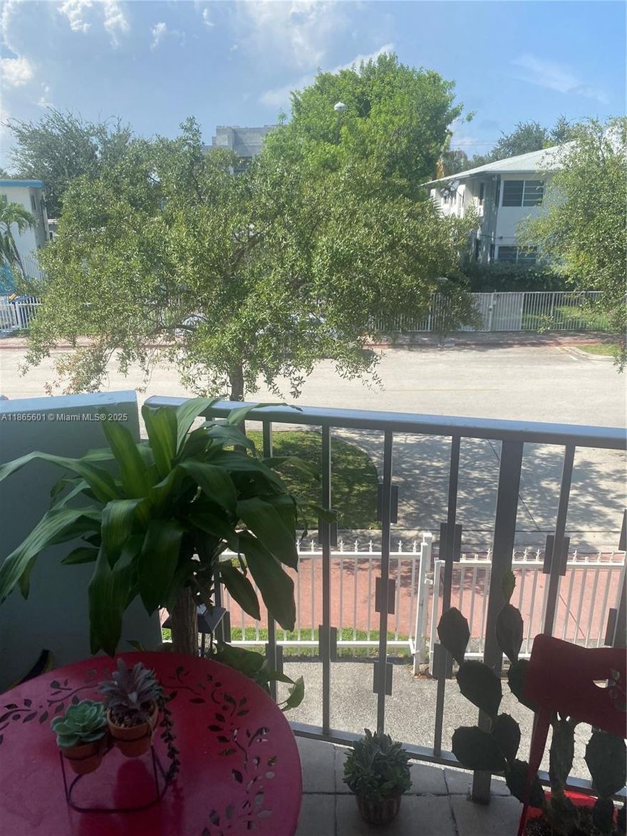 Spacious  1- Bedroom and 1.5 Bathroom condo in the heart of Miami Beach- Walk to the Ocean!
Whether you're a first-time home buyer, looking for a vacation home,or investor searching for a 
high- demand rental property, this unit checks all the boxes. Don't miss out on this opportunity
to own a piece of paradise!