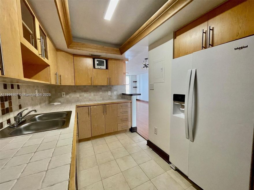 Beautiful One Bedroom Condo for rent!! Come and see this ready to move in in neat condition . All services included except you electric bill.  Resort lifestyle living, in the heart of Aventura. Lot of Amenities, 2 pools, tennis court, Mini market, State-of-Art Gym, BBQ Area, Marina , and much more. Easy access to Mayor Highways, Aventura Mall. Easy to show, Call me now.