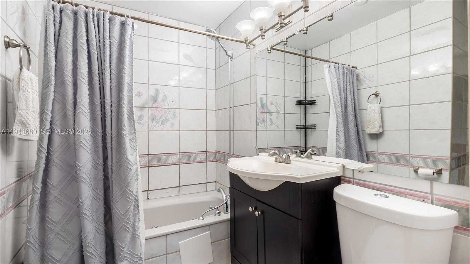 COUNTRY SQUIRE TOWNHOMES - Residential