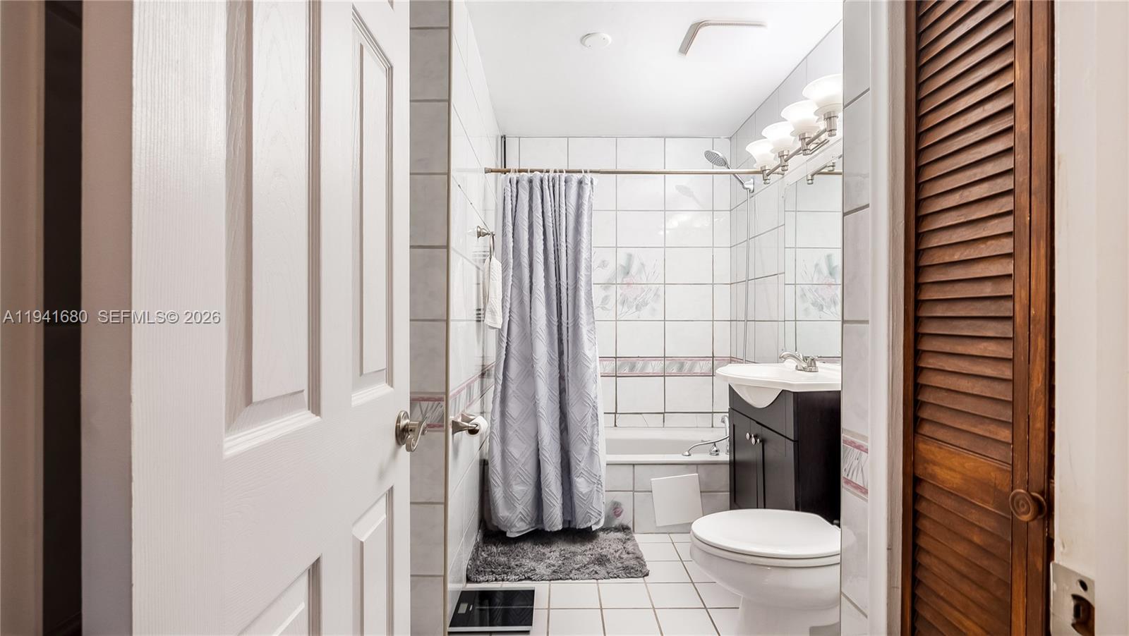 COUNTRY SQUIRE TOWNHOMES - Residential